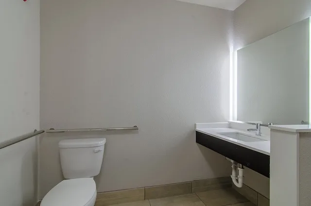 جناح بسرير كينج لذوي الإعاقة، Holiday Inn Express And Suites Atchison 2/2