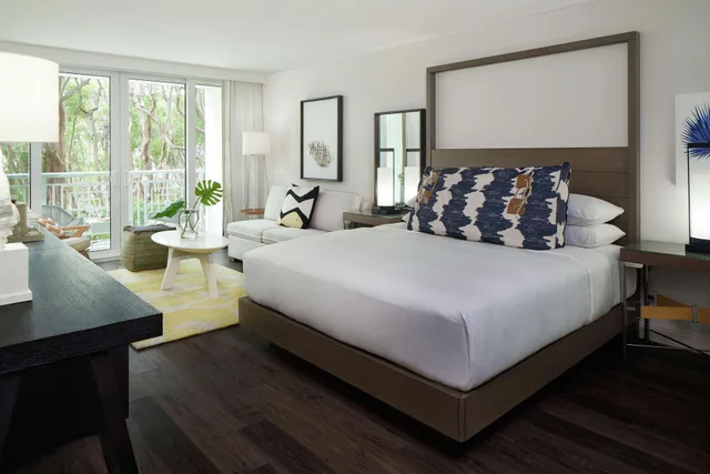 Room, King Bed, Partial Water View, Hammock Wing، Baker's Cay Resort Key Largo, Curio Collection by Hilton 1/5