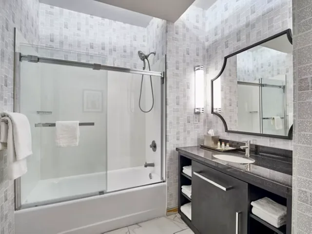 غرفة بريميوم بسرير مزدوج، Hotel Indigo Cleveland Downtown 2/2