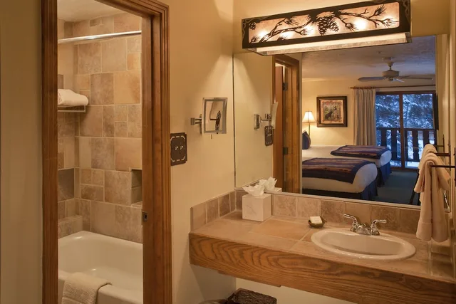 جناح سيغنتشر بسرير كينج بغرفة نوم واحدة مع أريكة، Alpine Village Suites 2/2