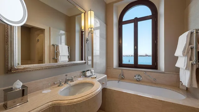 Lagoon, Panorama, Suite, King Bed, Sofa، San Clemente Palace 2/2