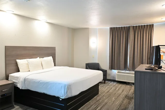Room, King Bed, Rodeway Inn Fremont Ne 3/3