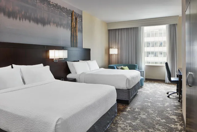 غرفة بسريرين كوين بحوض استحمام في طابق مرتفع لذوي الإعاقة، Courtyard Marriott City Center 1/4