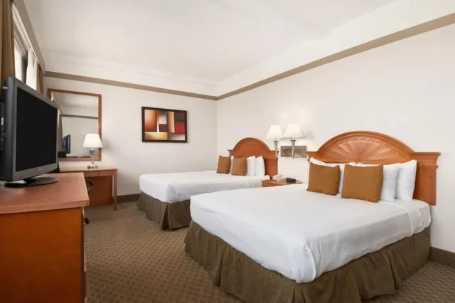 غرفة بسريرين كوين لذوي الإعاقة، Ramada By Wyndham Edmonton South 1/5