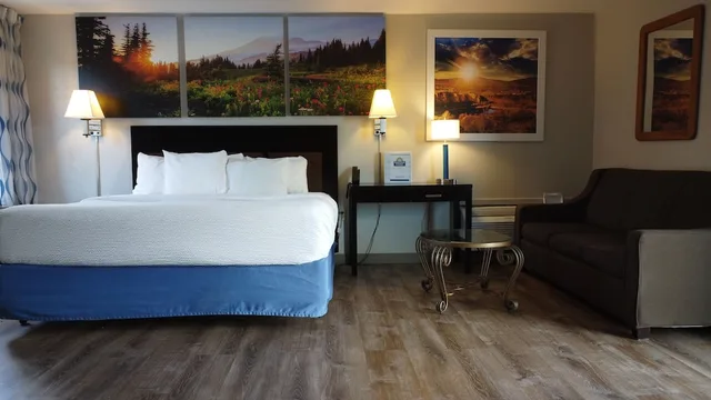 غرفة بسرير كينج يُسمح فيها بالحيوانات الأليفة، Days Inn & Suites by Wyndham Trinidad 2/3