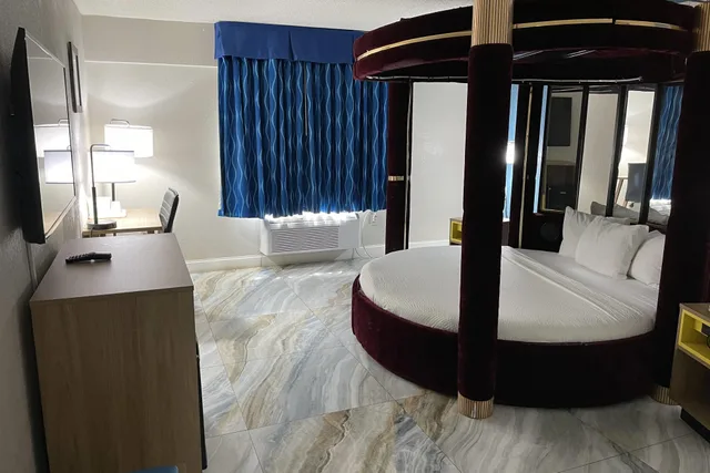Room, Queen Bed, Days Inn by Wyndham Jersey City / NYC Area 2/6