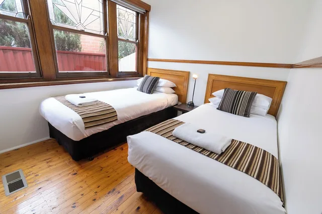 York House, 2 Queen and Twin Beds، Sovereign Park Motor Inn 3/7