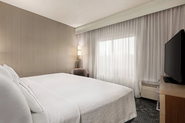 جناح بسرير كينج مع أريكة، Courtyard Roseville 3/10