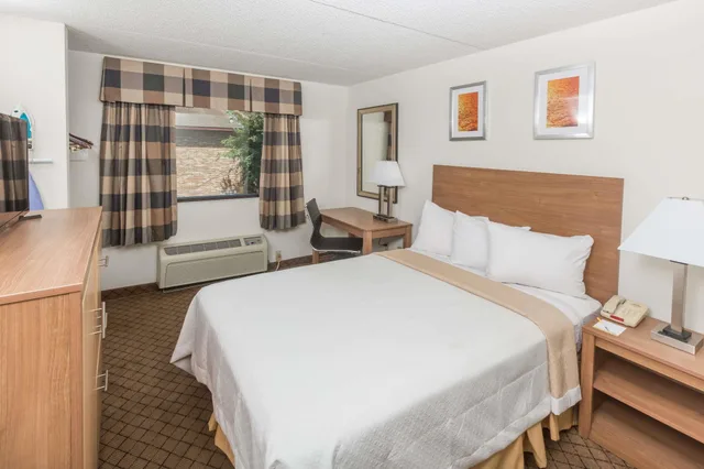 غرفة قياسية بسرير كينج، Days Inn By Wyndham Biloxi Beach 1/3
