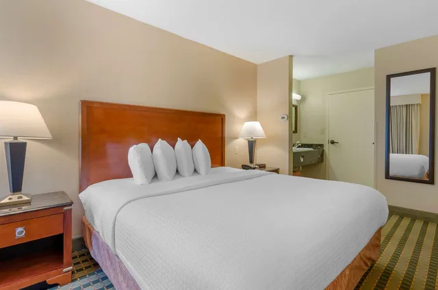 Room, King Bed, Bathtub, Accessible, Best Western North Roanoke 6/8