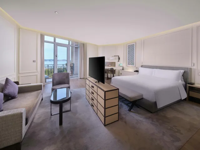 غرفة بريميوم بسرير كينج بإطلالة على البحر، Hilton Dalian Golden Pebble Beach Resort 1/4