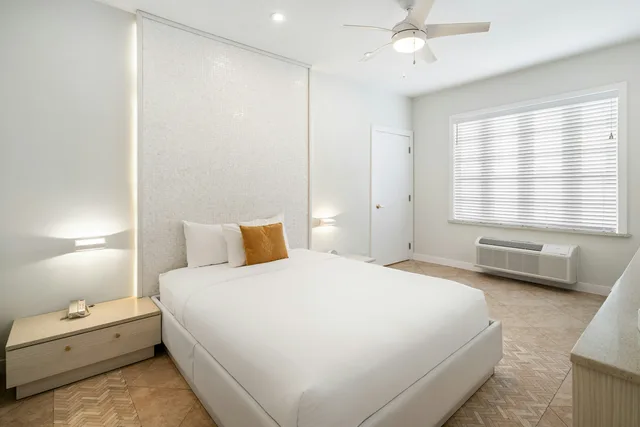 Queen Bed, Cardozo South Beach 2/5