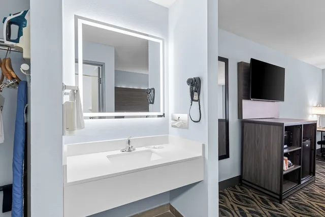 Upgrade, Efficiency, King Bed، Quality Inn New Martinsville, WV 5/7
