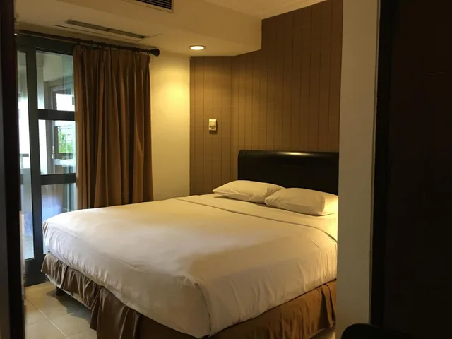غرفة بزنس بسرير فردي بغرفتي نوم، Grand Tropic Suites Jakarta 1/8