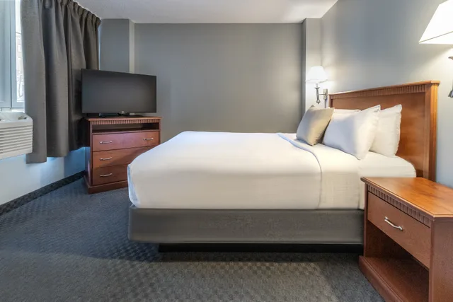غرفة بسرير كوين، Hotel Saint Laurent Montreal 3/3