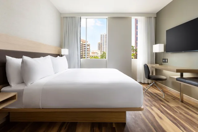 غرفة بسرير كينج بإطلالة على المدينة لذوي الإعاقة، AC Hotel by Marriott Honolulu 2/10