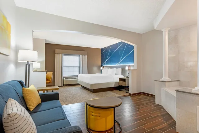 جناح بسرير كينج بحوض جاكوزي، Comfort Suites East Brunswick - South River 3/4