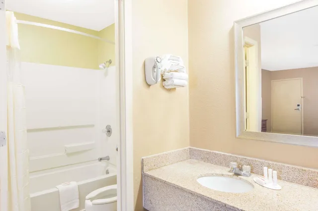 غرفة بسرير كينج للمدخنين لذوي الإعاقة، Days Inn by Wyndham Ripley 3/4