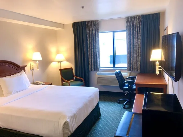 Deluxe, Studio, Suite, King Bed, Baymont By Wyndham Bellingham 2/10