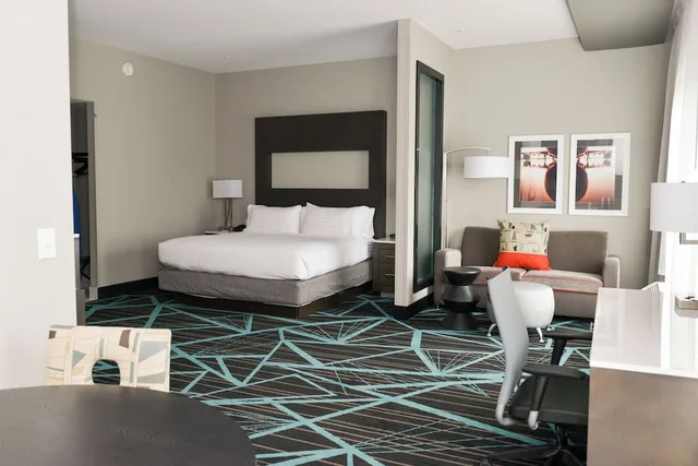 جناح بسرير كينج مع أريكة، Holiday Inn Express And Suites Charlotte Airport 1/2