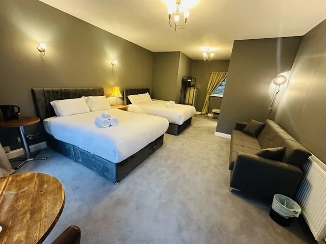 غرفة عائلية بسريرين كينج مع أريكة، Kildonan Lodge Hotel 1/3