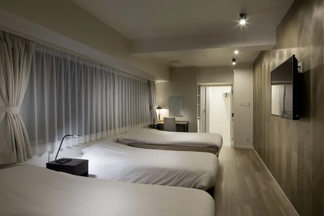 غرفة كومفورت بسرير مزدوج وسريرين منفصلين مع سرير سحّاب إضافي، Shinjuku City Hotel N U T S 1/6