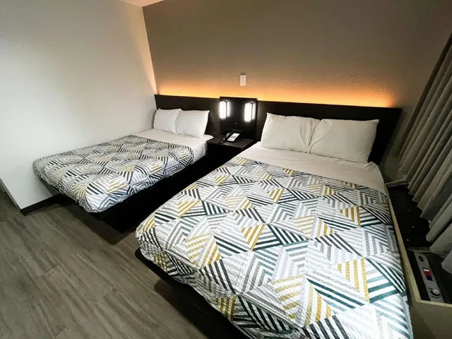 2 Full Beds - Mobil Access Tub Nsmk Kitchen, Studio6 Lafayette, LA - I-10 & I-49 N 6/8