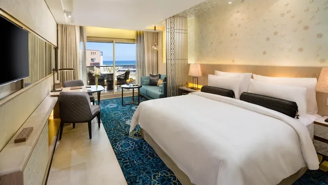 غرفة ديلوكس بسرير كينج بإطلالة على البحر، Kempinski Summerland Hotel & Resort Beirut 1/4