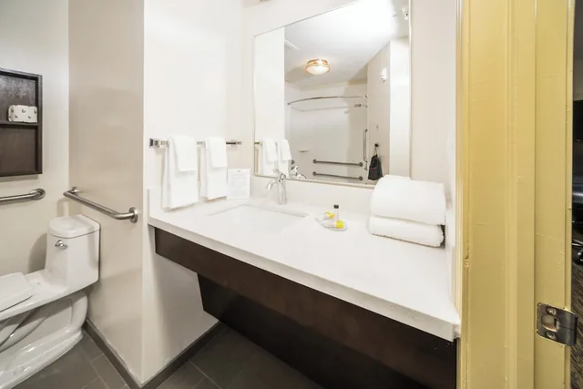 جناح بسرير كينج بغرفة نوم واحدة لذوي الإعاقة، CANDLEWOOD SUITES FT WALTON BCH - HURLBURT AREA 3/3