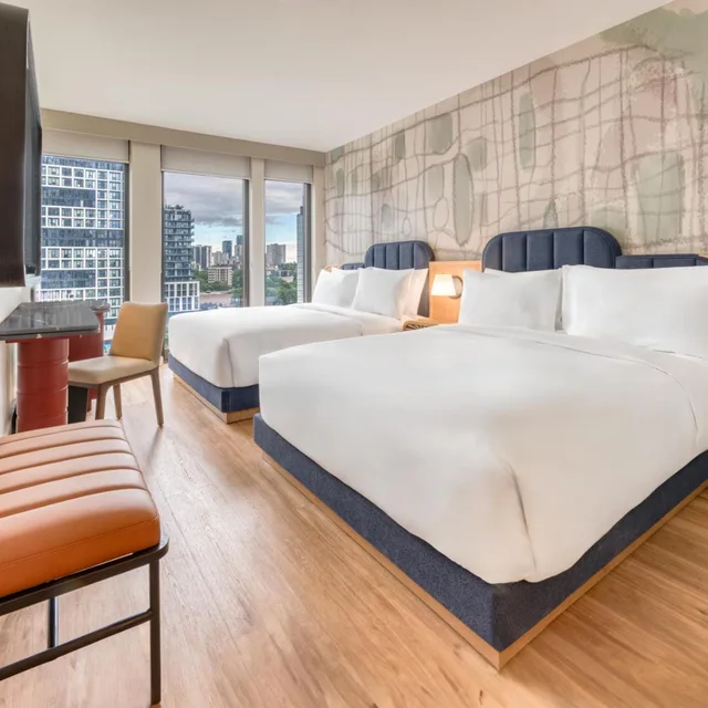 غرفة بسرير كينج وسريرين كوين في طابق مرتفع، Toor Hotel Toronto, Part Of Jdv By Hyatt 1/4