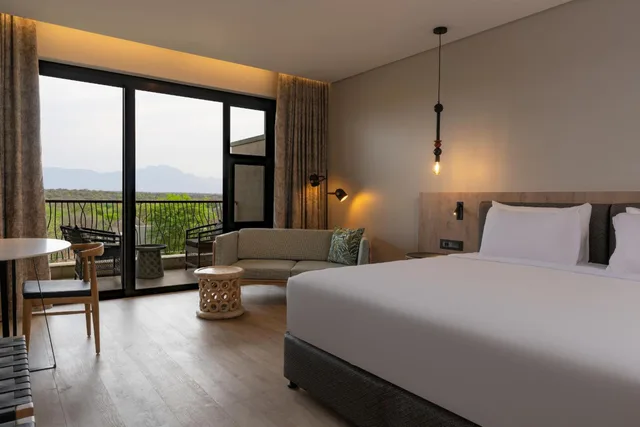 غرفة بريميوم بإطلالة على الجبل، Radisson Safari Hotel Hoedspruit 1/3