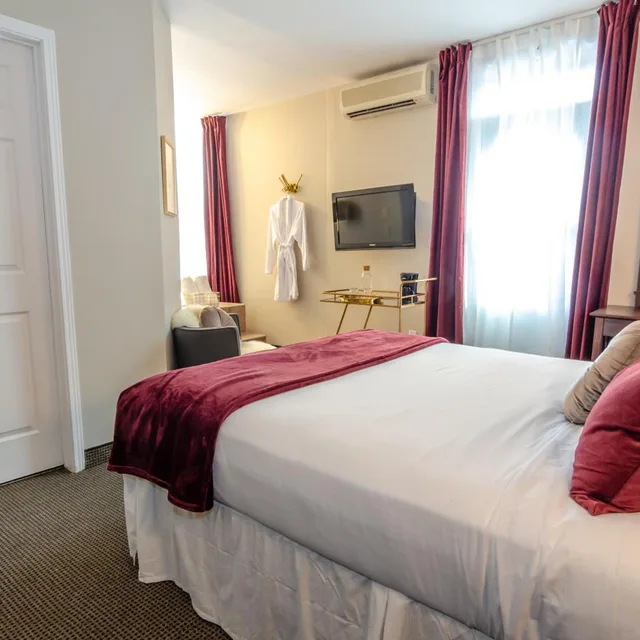 غرفة بسرير كوين بجاكوزي، Hotel Dorion 1/10