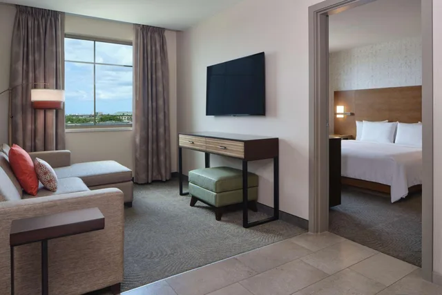 جناح بسريرين كوين بغرفة نوم واحدة مع أريكة، Embassy Suites By Hilton Oahu Kapolei 8/10
