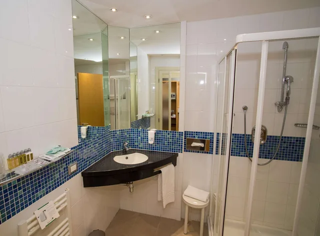 غرفة كلاسيكية بثلاثة أسرّة، Best Western Palace Inn 4/7