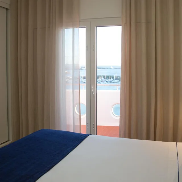 غرفة بسرير مزدوج بإطلالة على البحر بشرفة، Veleiro Hotel 4/6