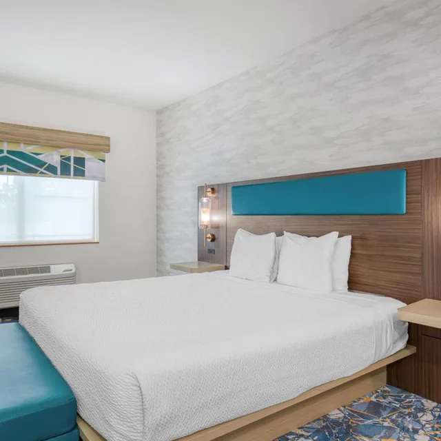 غرفة بسرير كينج مع أريكة، Best Western Northwest Lodge 2/8
