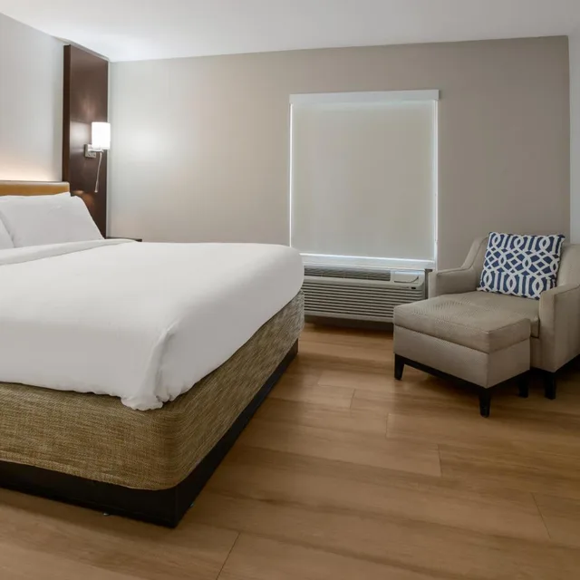 غرفة ديلوكس بسرير كينج، The Marco Hotel Lake Charles 3/5