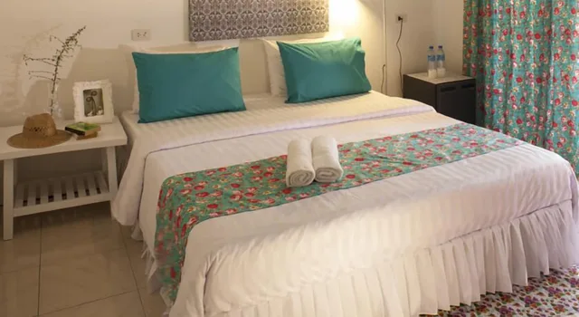 Standard, King Bed, Les Fleurs 3/5
