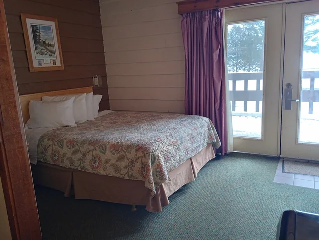 غرفة بسريرين كوين بإطلالة على البحيرة، CENTERSTONE RESORT LAKE-AIRE 1/7