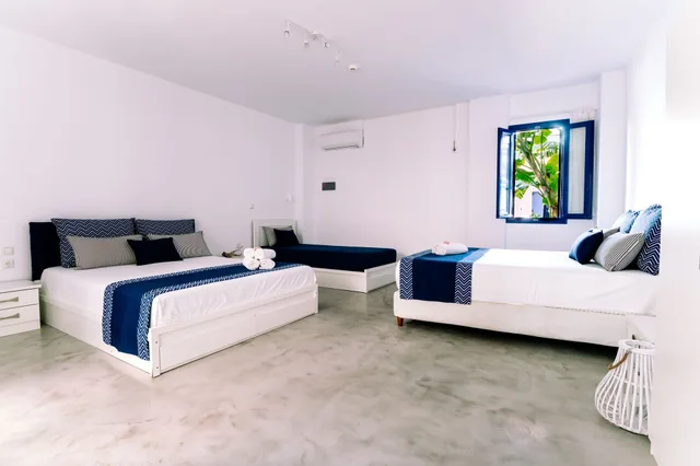 غرفة رباعية بسريرين مزدوجين بإطلالة على المسبح، CASA DI ROMA 1/3