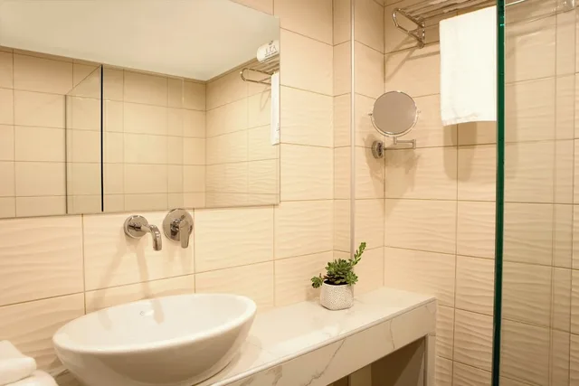 غرفة ديلوكس بسرير مزدوج بإطلالة على البحر، Zeus Eleva Ajul, a Registry Collection Hotel 3/3
