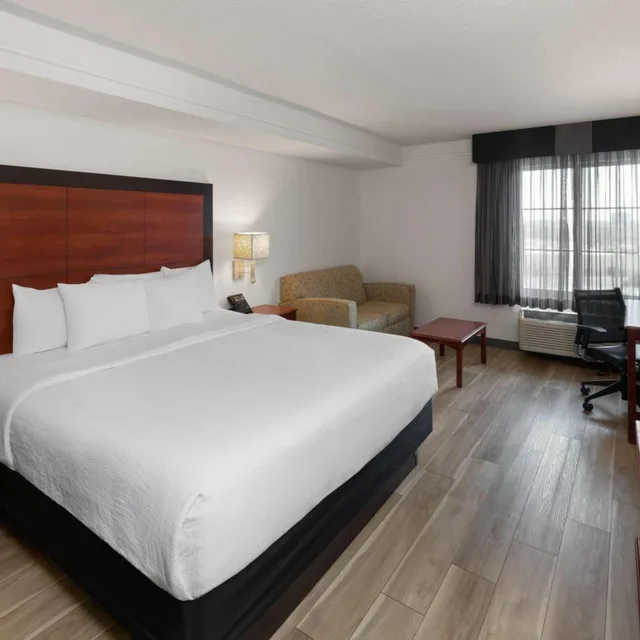 غرفة ديلوكس بسرير كينج مع أريكة، La Quinta Inn & Suites by Wyndham San Antonio Airport 1/6