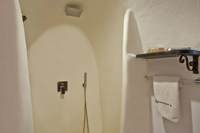 Cave, Grand, Suite, 1 Queen and 1 Single Bed, Caldera View, Sofa, Hot Tub، Alexander's Suites 2/2