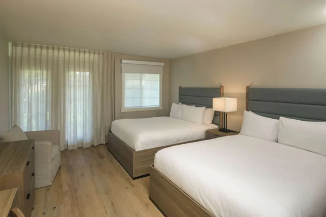 جناح بسريرين كوين بإطلالة على الفناء بغرفة نوم واحدة في طابق مرتفع، Balcomo, a Ramada by Wyndham 2/10