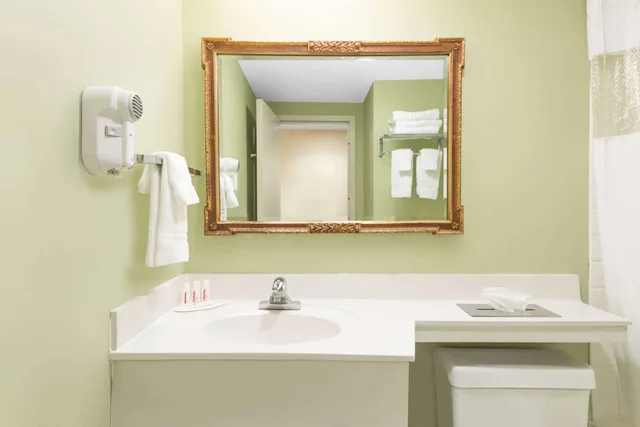 غرفة بسرير كينج، Ramada By Wyndham Vandalia 6/6