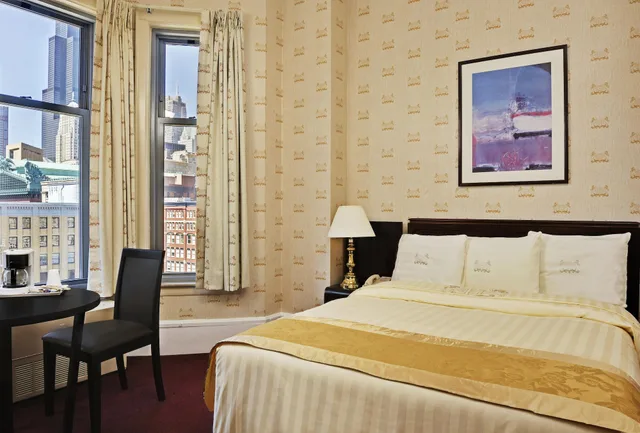 غرفة داخلية بسرير كوين بإطلالة، The Congress Plaza Hotel 1/6