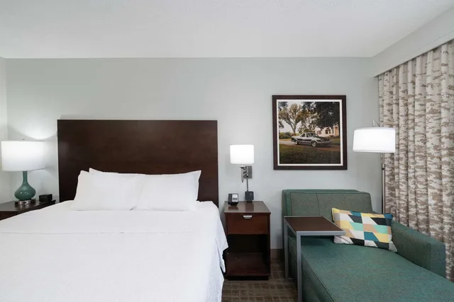 غرفة بسرير كينج بإطلالة على المسبح، Hampton Inn & Suites Nashville/Franklin (Cool Springs) 1/3