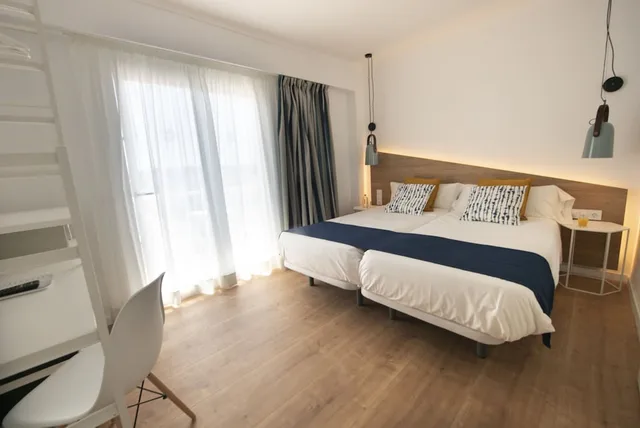 غرفة بسرير مزدوج بإطلالة على البحر بشرفة، Blanca Hostal Ex Apolo Hostal 1/7