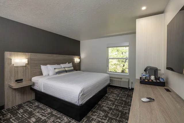 جناح سيغنتشر بسرير كينج مع أريكة، The Montclair Inn And Suites At Zion National Park 1/7