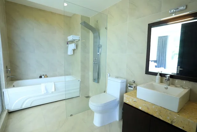 غرفة بريميير ديلوكس بسرير كينج بإطلالة على الجبل، Orson Hotel and Resort Con Dao 4/4